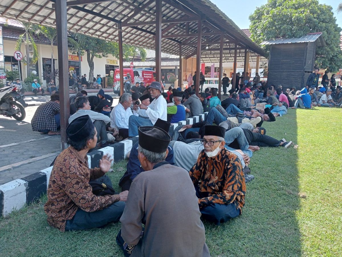 Ratusan simpatisan dan pendukung yang diamankan polisi dari dalam pondok pesantren saat upaya jemput paksa tersangka Mas Bechi. (Foto: Elok Aprianto/jatimnow.com)