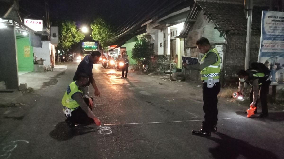 Unit Laka Satlantas Polres Pasuruan melakukan olah TKP di lokasi kecelakaan (Foto: Moch Rois/jatimnow.com)