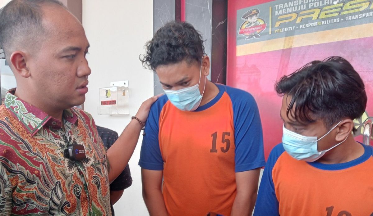 Dua tersangka pelaku pengeroyokan yang diamankan polisi. (Foto: Elok Aprianto/jatimnow.com)