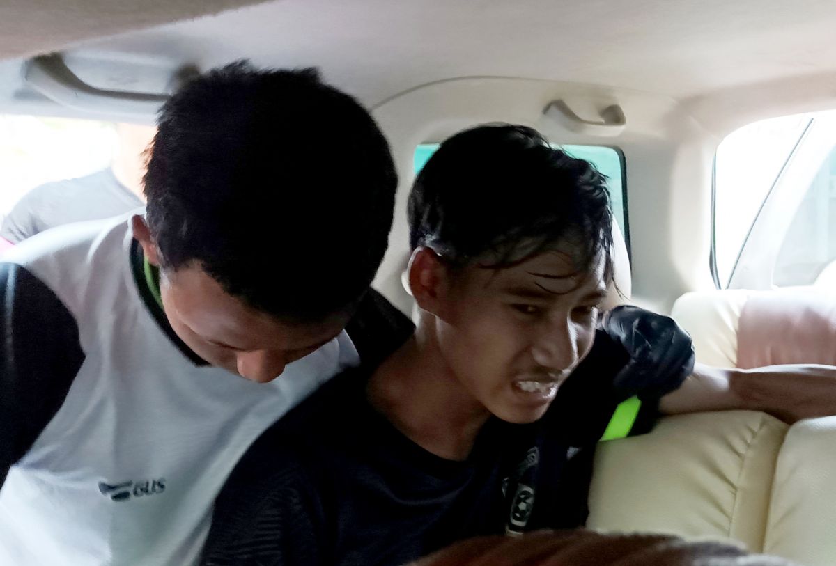 Akbar Firmansyah menahan sakit saat dibawa ke rumah sakit (Foto: Sahlul Fahmi/jatimnow.com)