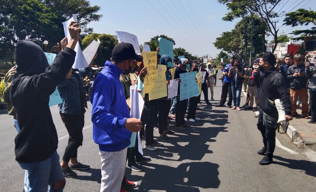 Aksi unjuk rasa di depan Kantor Kejari Kota Batu. (Foto: Galih Rakasiwi/jatimnow.com)