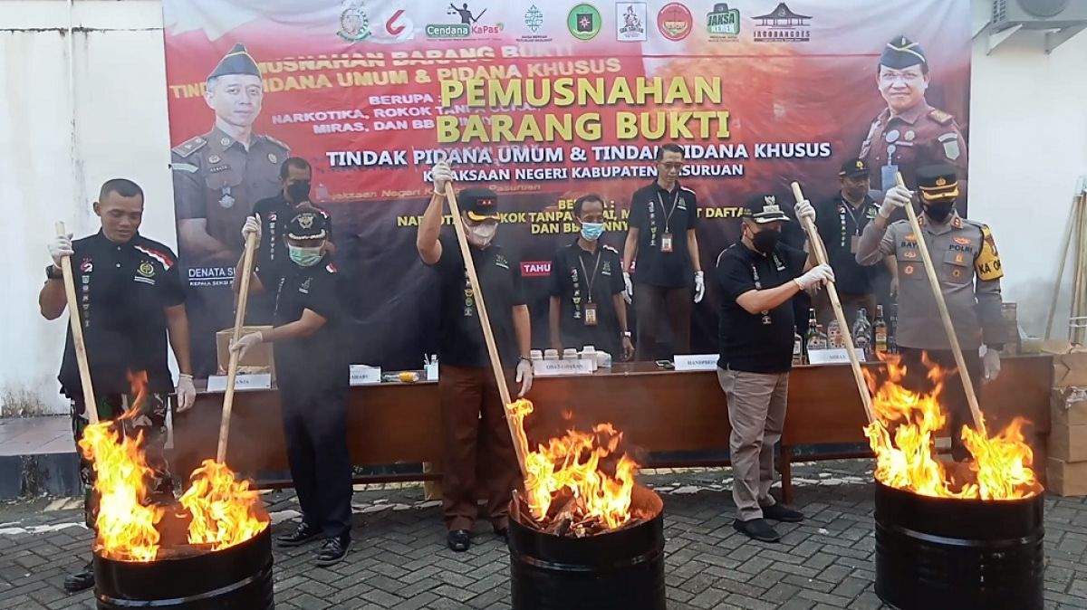 Pemusnahan barang bukti di Kejari Kabupaten Pasuruan. (Foto: Moch. Rois/jatimnow.com)