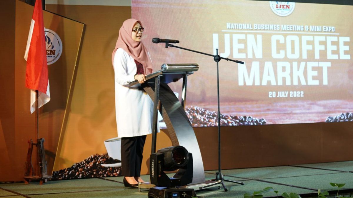 Bupati Banyuwangi Ipuk Fiestiandani memberi sambutan di  Ijen Coffee Market. (Foto: Humas Pemkab Banyuwangi)