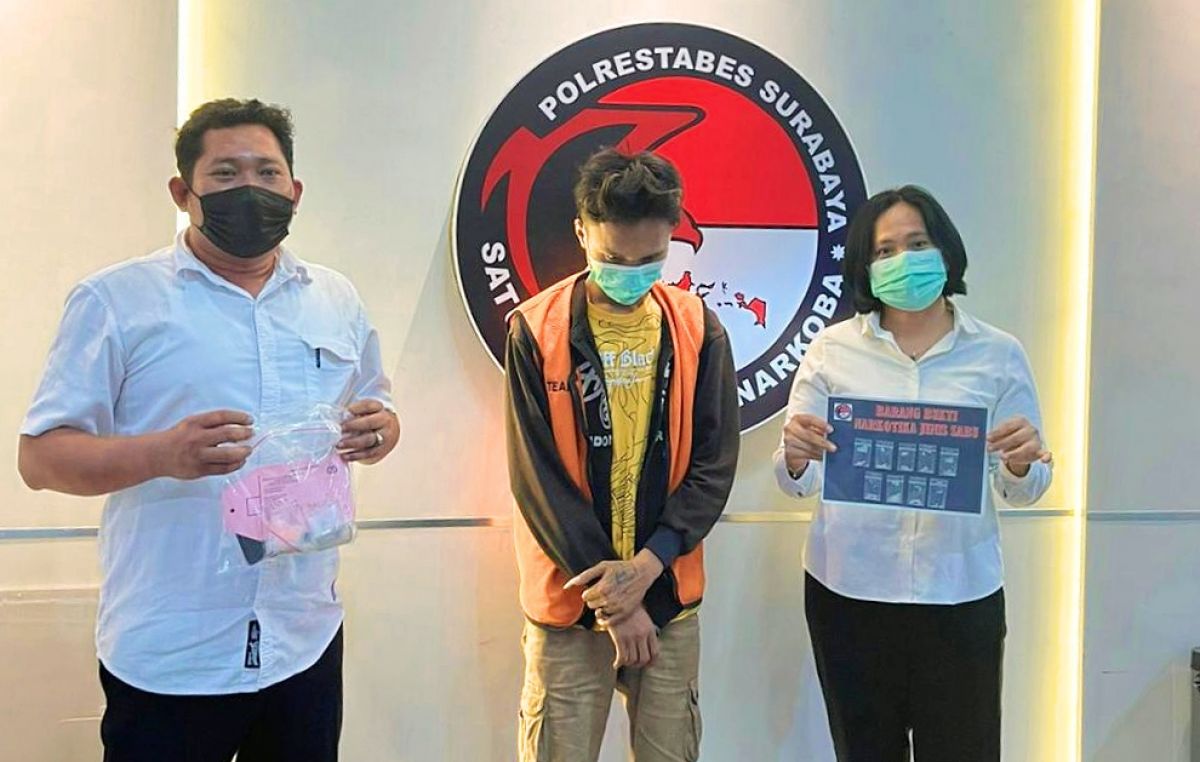 Sopir truk yang nyambi pengedar sabu diamankan polisi. (Foto: Satresnarkoba Polrestabes Surabaya)