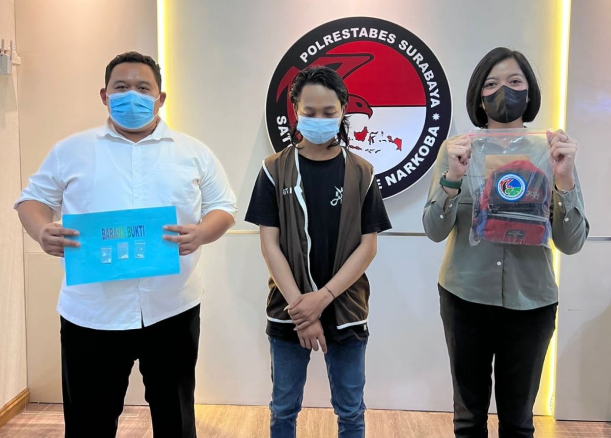 Tersangka EDL diamankan polisi karena mengedarkan sabu. (Foto: Satnarkoba Polrestabes Surabaya)