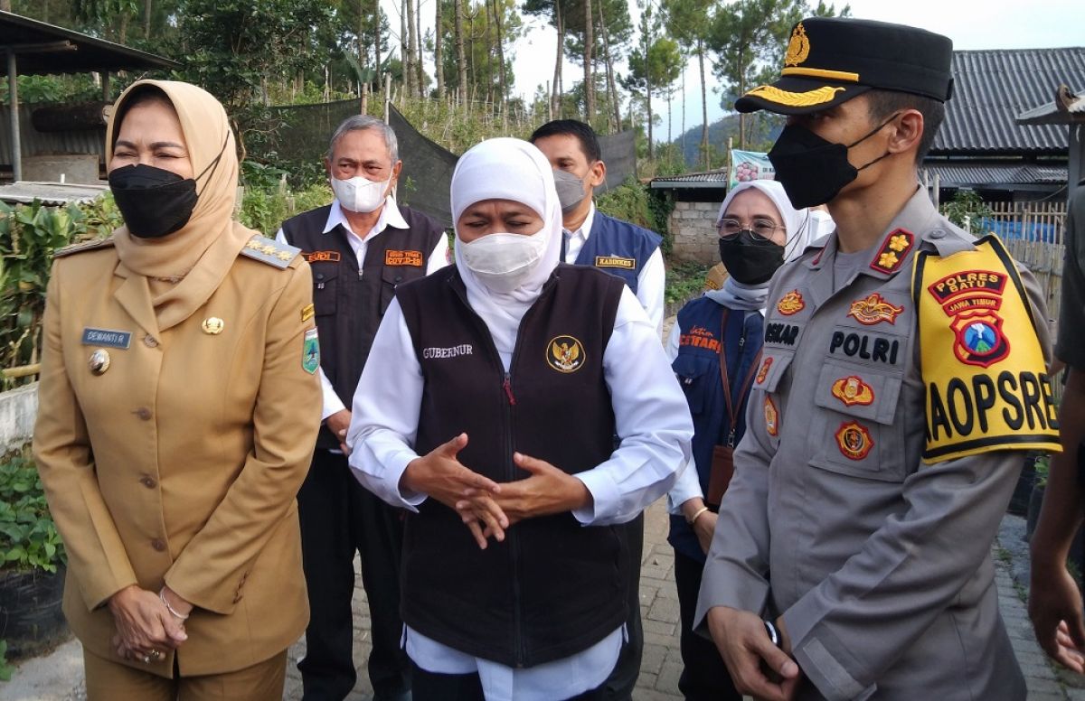 Gubernur Jatim, Khofifah Indar Parawansa usai memantau vaksinasi kedua di kandang komunal, Dusun Wonorejo, Desa Tulungrejo, Kacamatan Bumiaji, Kota Batu. (Foto: Galih Rakasiwa/jatimnow.com)