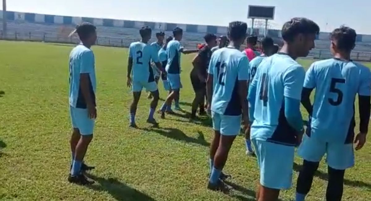 Akting kericuhan sesi latihan Persela Lamongan. (Foto: Potongan video yang diterima Jatimnow.com)