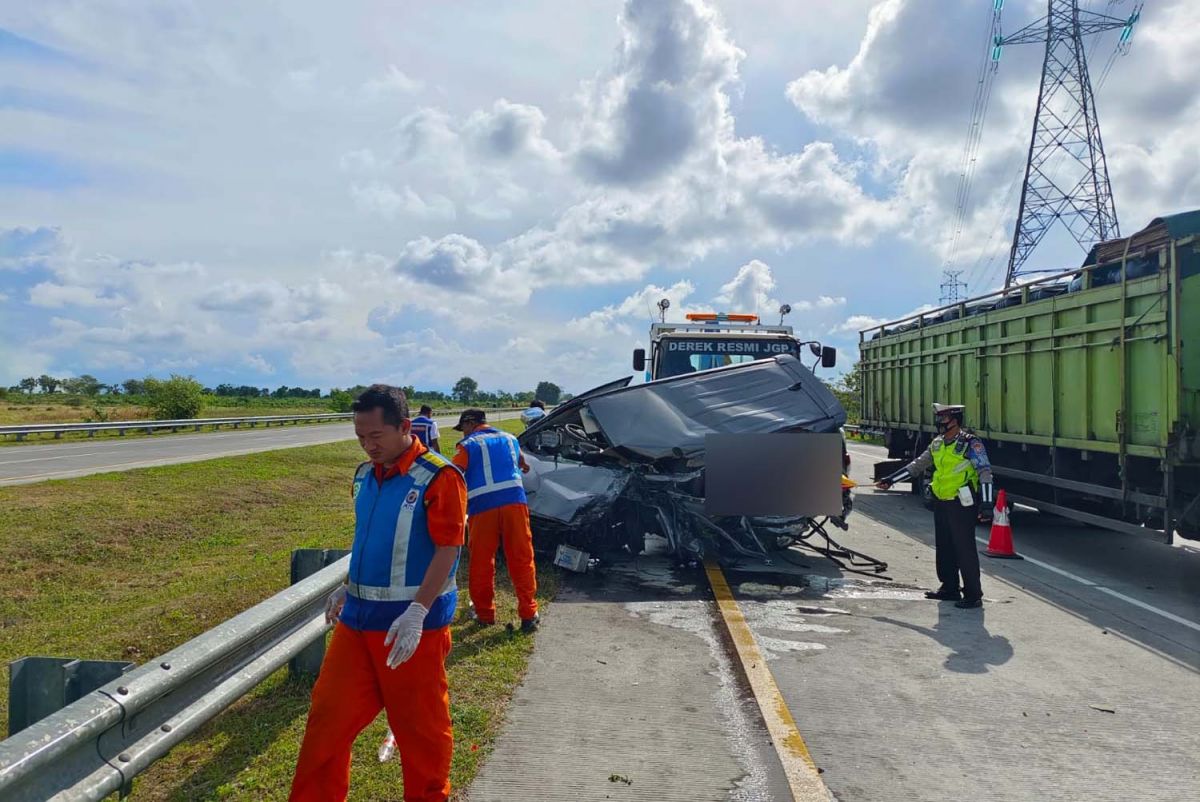 Korban Tewas Innova Tabrak Truk di Tol Pasuruan Jadi Dua Orang
