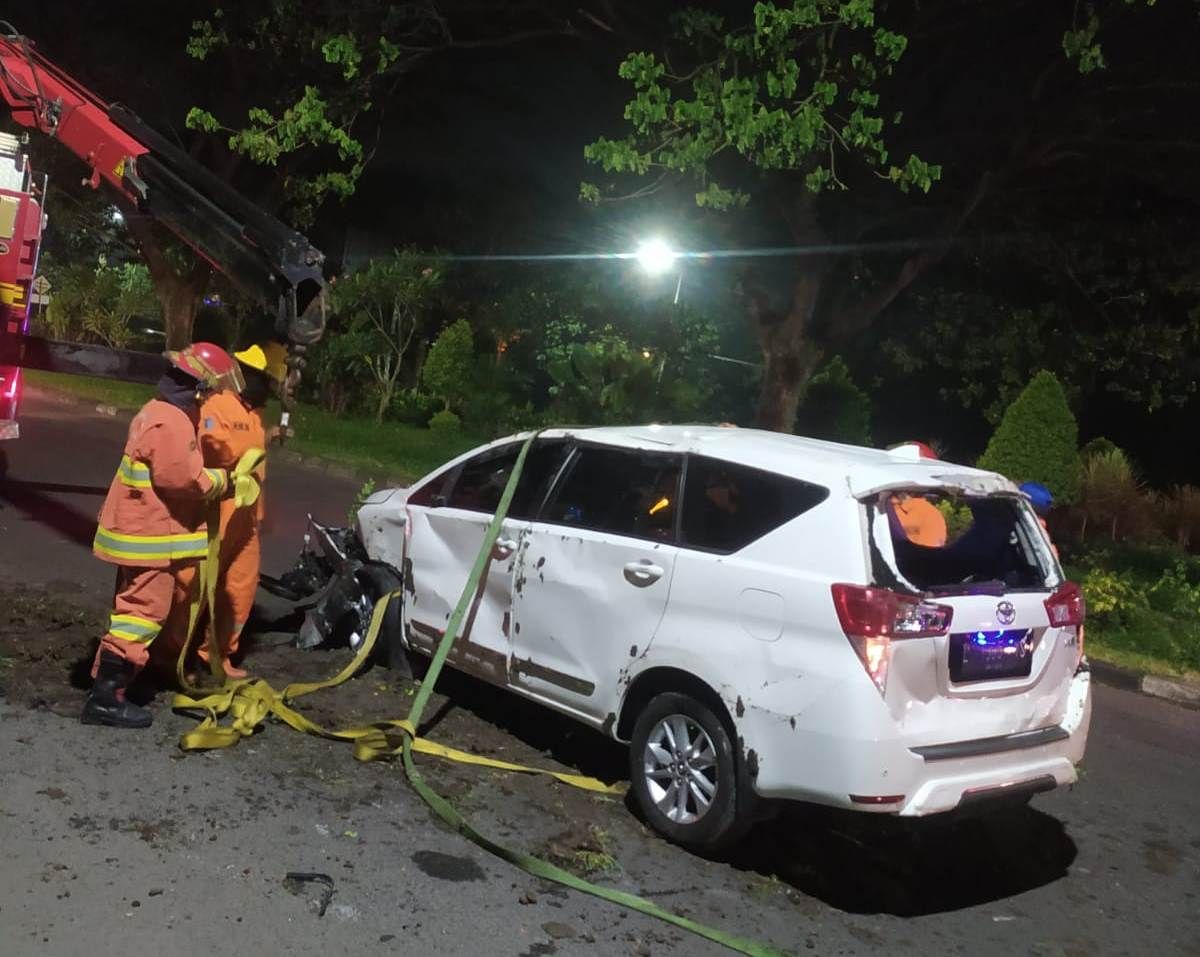 Mobil Kijang Innova yang mengalami kecelakaan hingga terbalik saat dievakuasi petugas.(foto: Kedaruratan 112 Surabaya/jatimnow.com)
