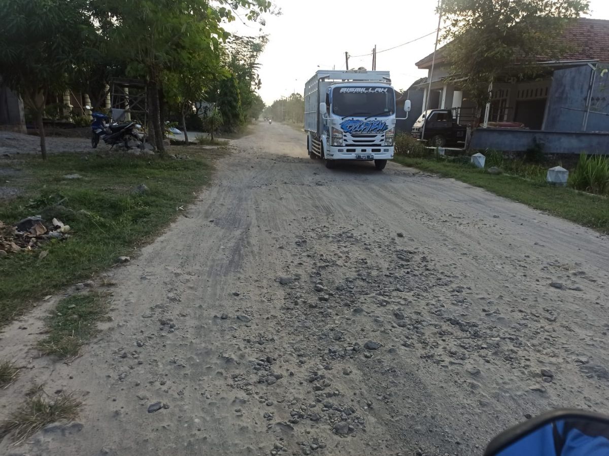 Jalan rusak di Ponorogo.(Foto: Dwiyono for jatimnow.com)
