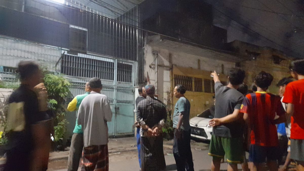 TKP komplotan jambret yang bersembunyi di atas bangunan rumah wara Sidodadi, Simokerto, Surabaya. (foto: Yusuf for jatimnow.com)