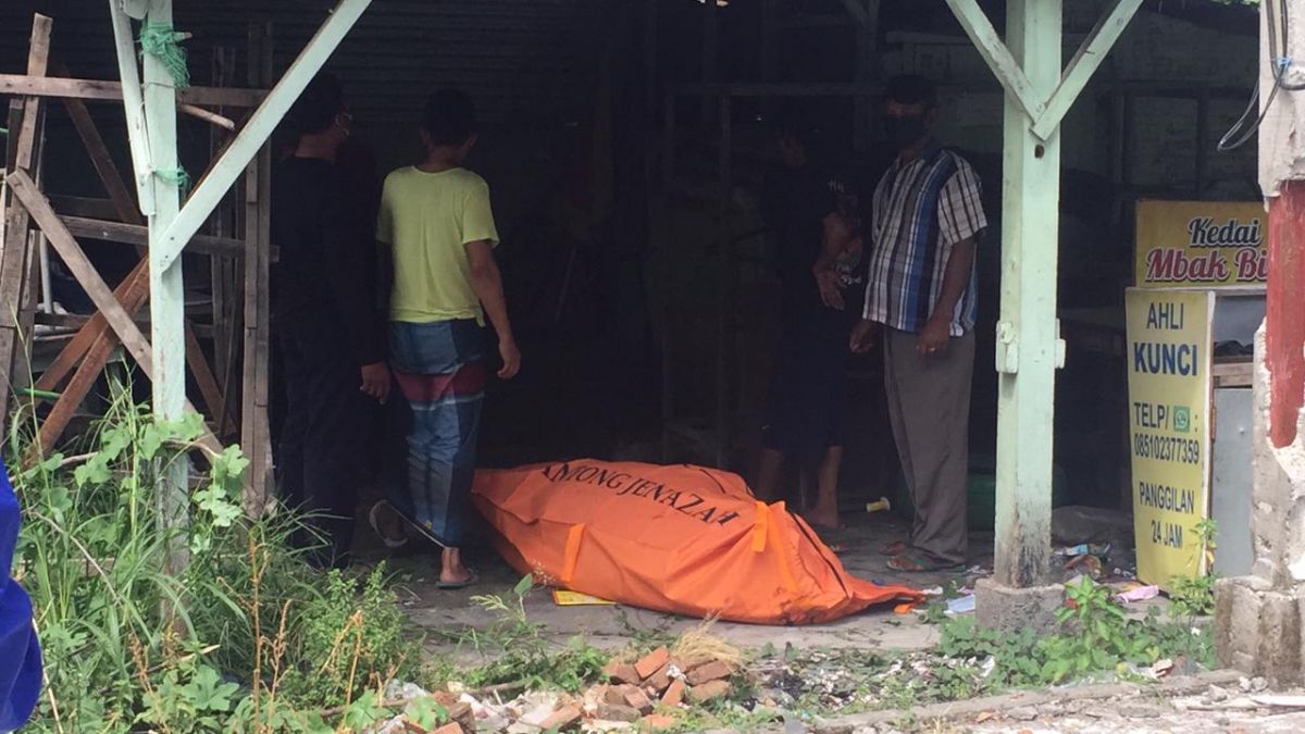 Jenazah kakek yang meninggal di bangunan kosong. (Foto: Parman for jatimnow.com)