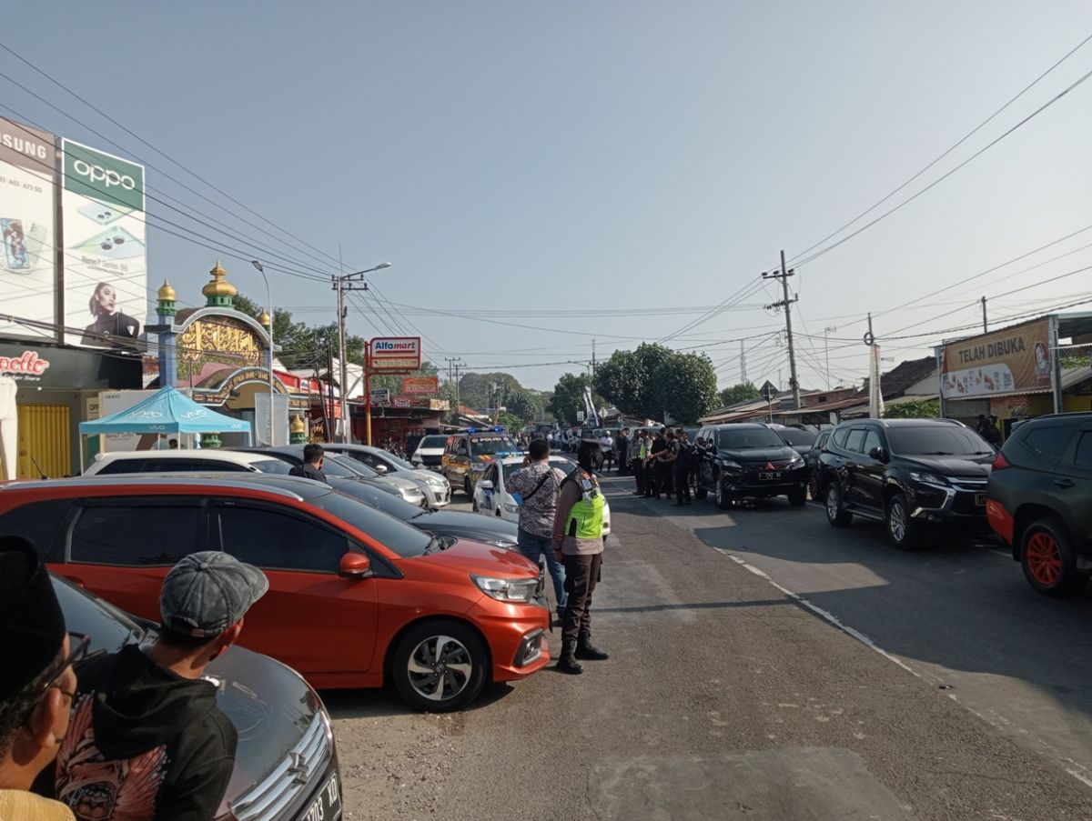Jalan raya yang ditutup total lantaran ada upaya jemput paksa tersangka MSAT di Ponpes Sidiqiyah, Ploso.(Foto: Elok Aprianto)