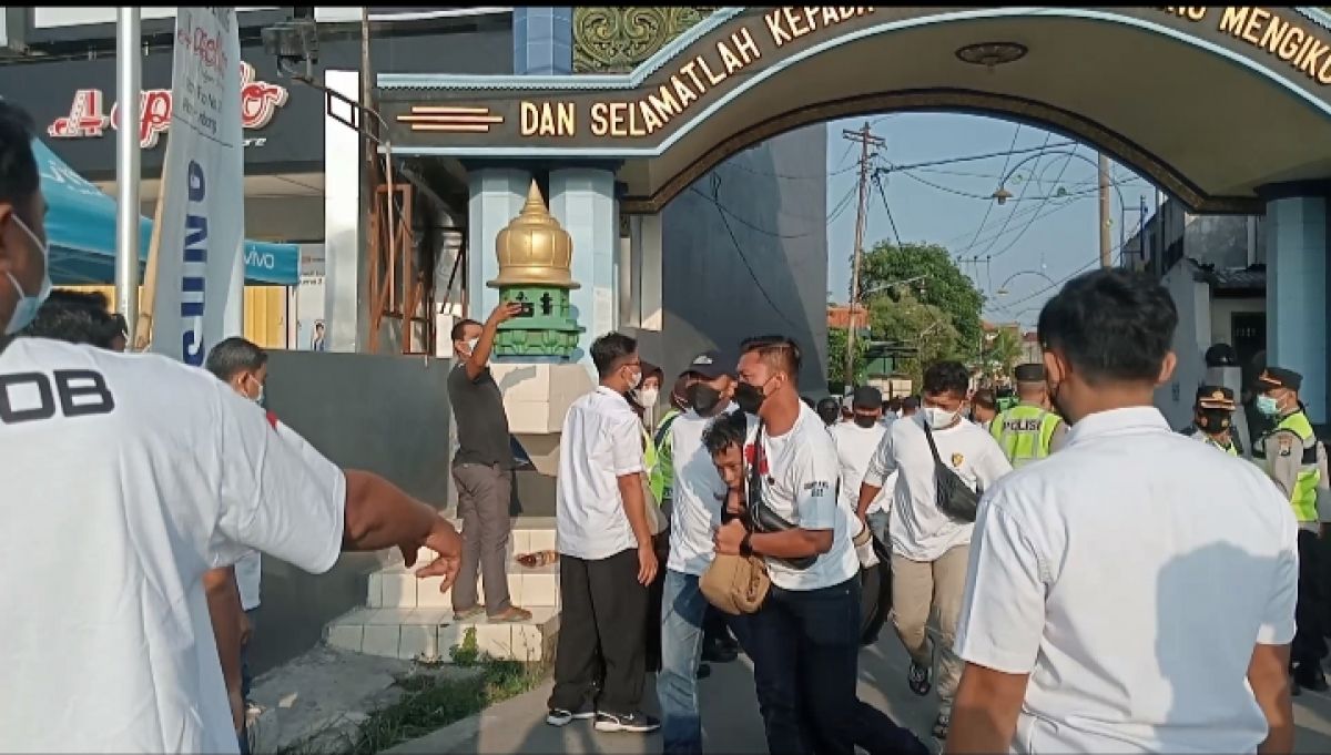 Salah satu simpatisan MSAT saat diamankan polisi di Jombang (Foto: Elok Aprianto/jatimnow.com)