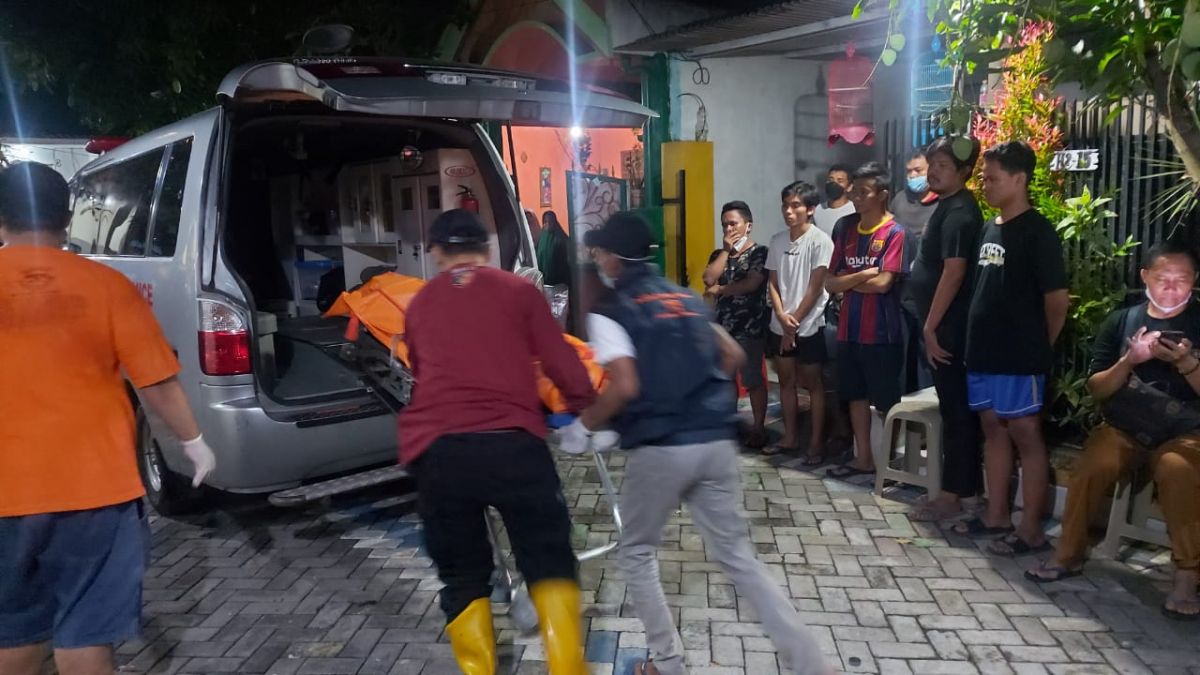 Proses evakuasi jenazah kakek yang meninggal di kamar mandi.(Foto: Polsek Sukodono for jatimnow)