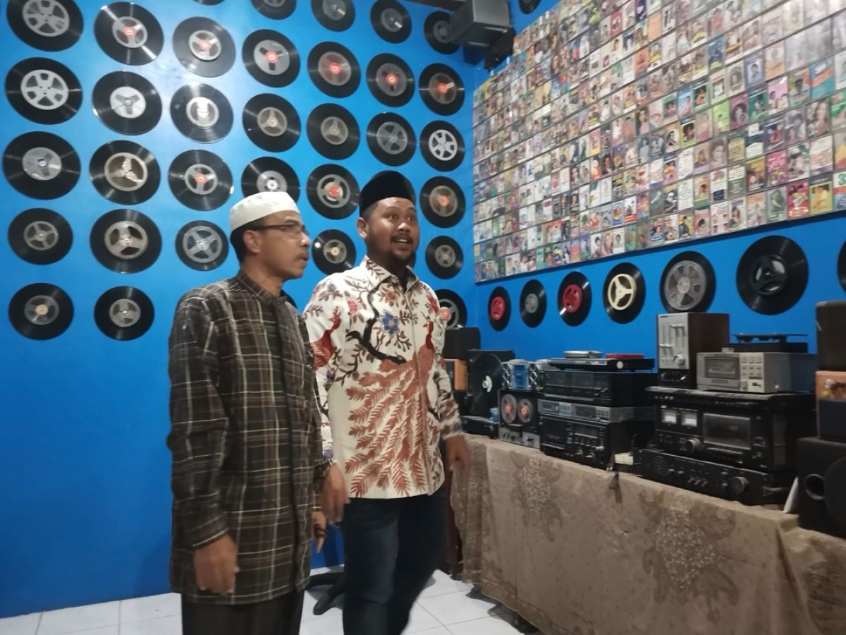 Gus Yani melihat koleksi  CD lama di salah satu rumah warga kampung Pecinan. (Foto: Humas Pemkab Gresik)
