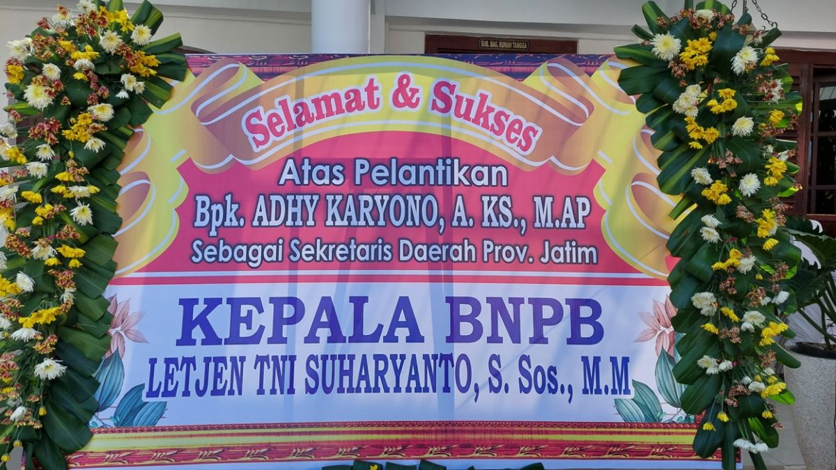 Karangan bunga untuk Sekdaprov Jatim.(Foto: Ni'am Kurniawa)