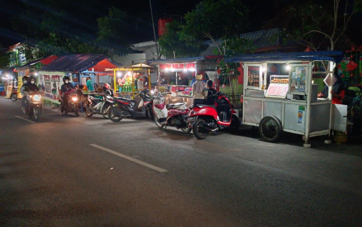 Pemkab Bojonegoro menyulap Jalan Kartini sebagai sentra kuliner di pusat kota. (Foto: Misbahul Munir/jatimnow.com)
