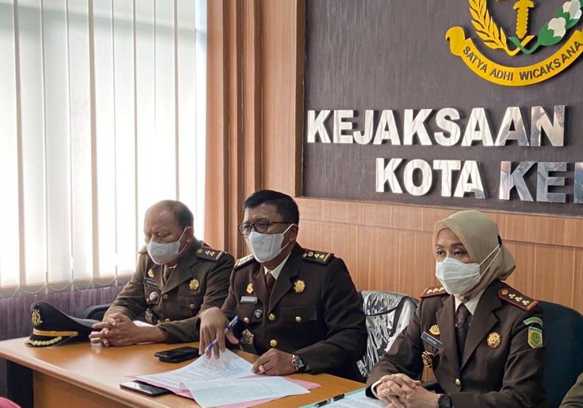 Kajari Kota Mojokerto Novika Muzairah Rauf bersama Kasi Pidsus, Nur Ngali (tengah) saat rilis di Kantor Kejari Kota Kediri. (Foto: Yanuar Dedy/jatimnow.com)
