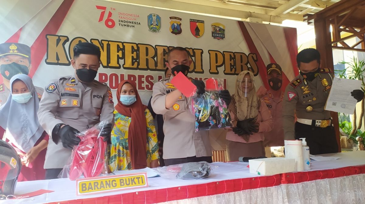 Kapolres Lamongan AKBP Miko Indrayana saat merilis kasus viralnya vedio emak-emak di Sekaran Lamongan. (Foto : Adyad Ammy I./jatimnow.com)