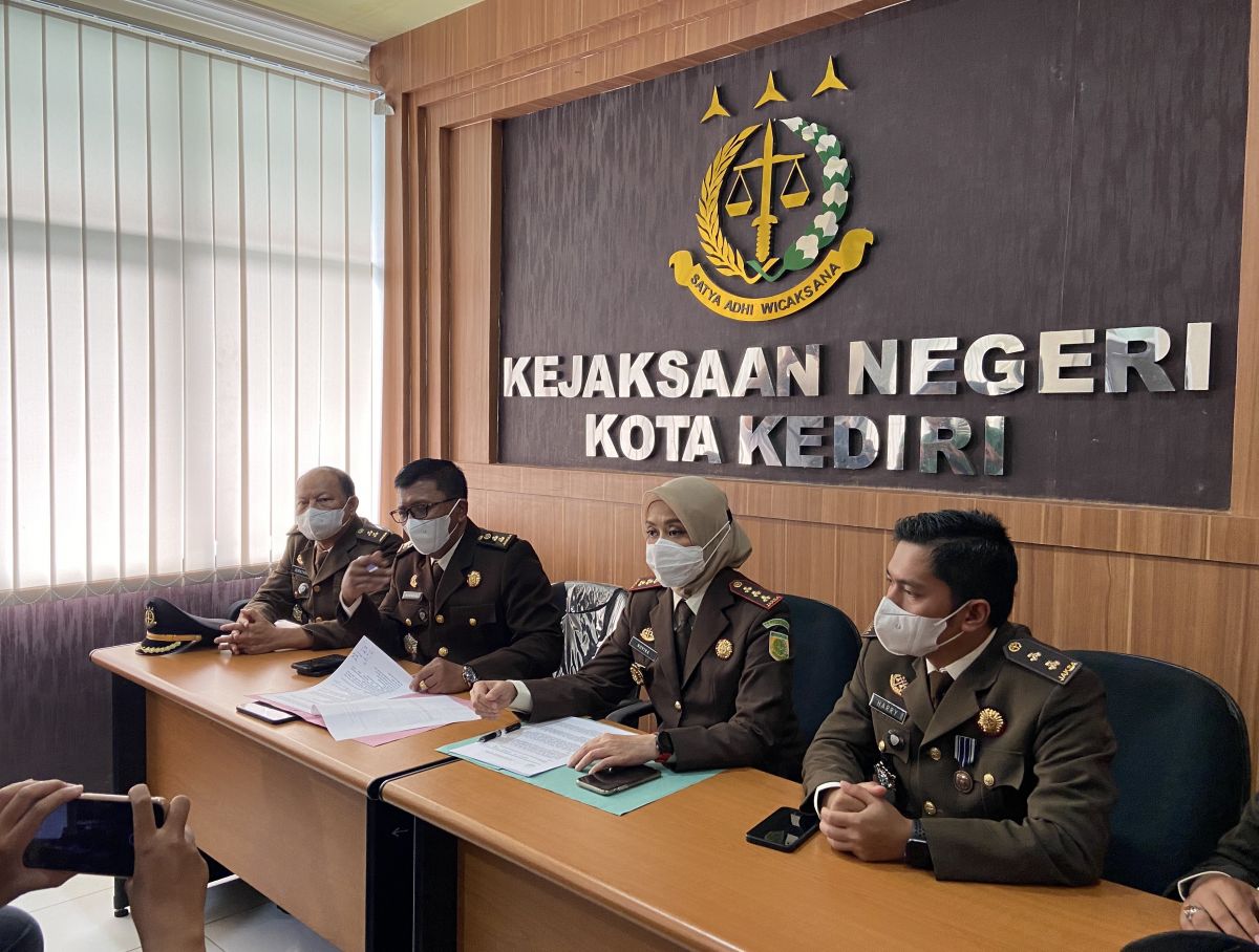 Kajari Kota Kediri Novika Muzairah Rauf didampingi jajaran saat rilis di kantor Kejari Kota Sidoarjo. (Foto: Yanuar Dedy/jatimnow.com)