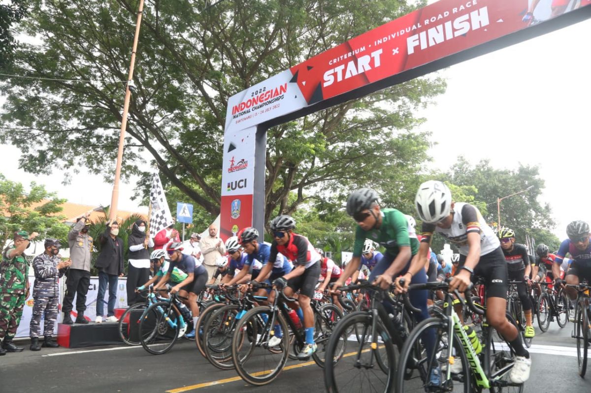 Bupati Ipuk saat melepas pembalap sepeda nomor Criterium di Indonesia Nastional Championship 2022. (Foto-foto: Humas Pemkab Banyuwangi/jatimnow.com)