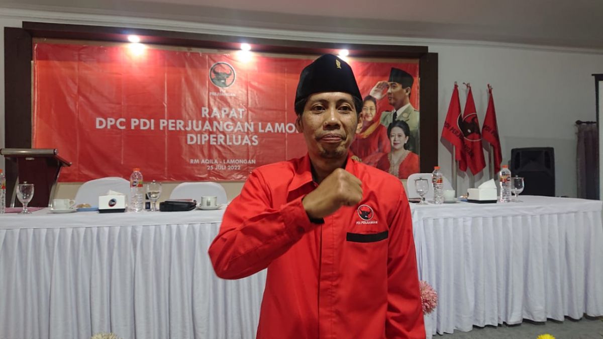 Ketua DPC PDIP Lamongan, Husen saat menghadiri rapat internal pengurus partai. (Foto-foto: Adyad Ammy Iffansah/jatimnow.com)