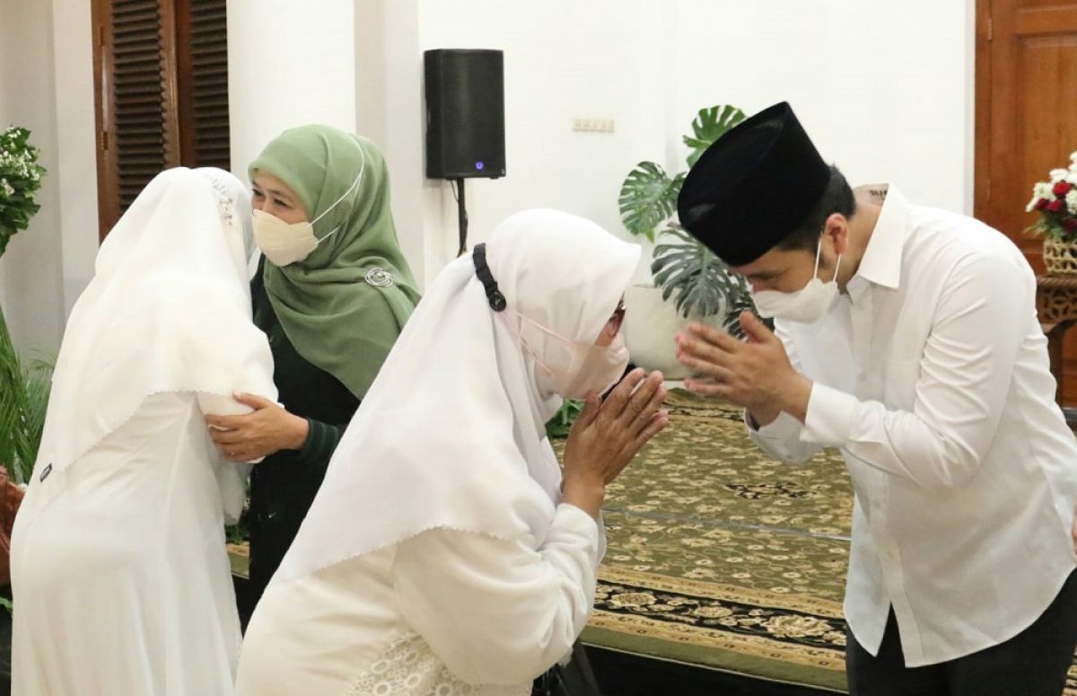 Khofifah dan Emil Dardak saat walimatus safar yang dilaksanakan  jelang keberangkatannya menjalankan ibadah haji. (Foto: Humas Pemprov Jatim)