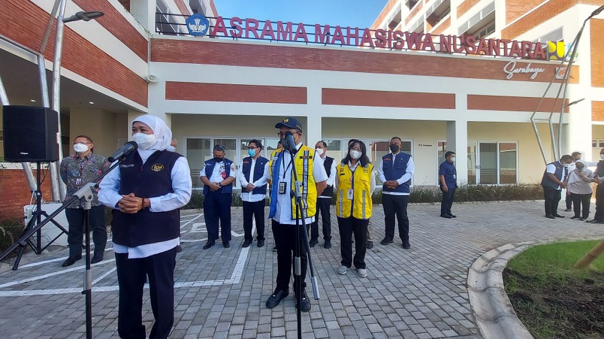 Gubernur Jatim Khofifah Indar Parawansa meninjau proyek pembangunan Asrama Mahasiswa Nusantara (AMN) di Siwalankerto. (Foto: Ni'am Kurniawan/jatimnow.com)