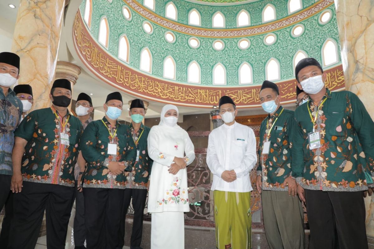 Gubernur Jatim Khofifah Indar Parawansa bersama pengurus masjid.(Foto: Humas Pemprov Jatim)