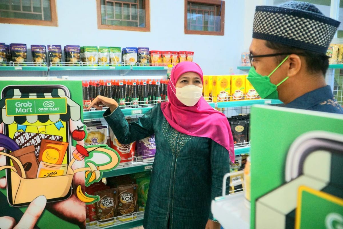 Gubernur Khofifah saat meninjau produk OPOP di salah satu pesantren.(Foto: dok jatimnow.com)