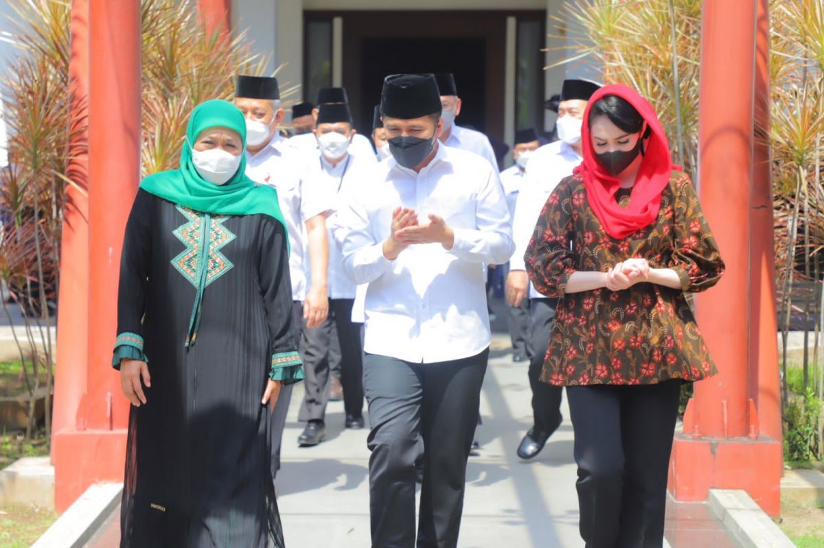 Gubernur Khofifah pulang lebih awal ke Tanah Air disambut Wagub Emil Elestianto Dardak dan istri. (Foto: Humas Pemprov Jatim/jatimnow.com)