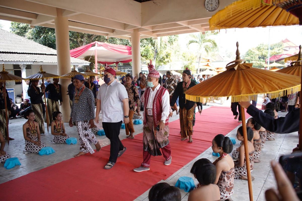 Mas Dhito saat mengikuti ritual 1 Suro di Pamuksan Sri Aji Joyoboyo. (Foto: Humas Pemkab Kediri/jatimnow.com)