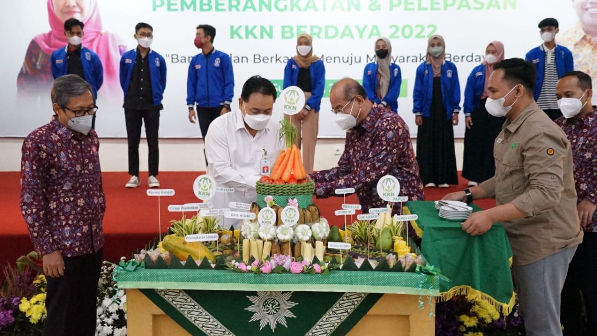 Rektor UM Surabaya bersama Wakil Asisten 2 Pemprov Jatim, Jumadi secara simbolis saat pelepasan mahasiswa KKN. (Foto: Tito/jatimnow.com)