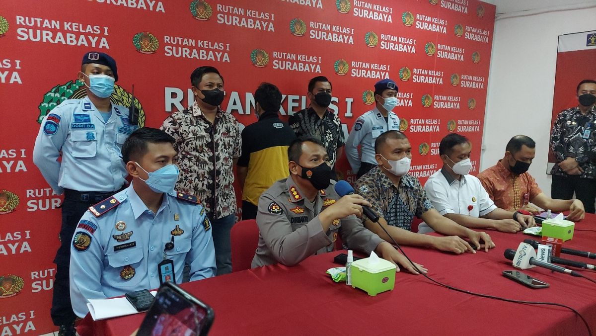 Konferensi pers pelimpahan Tahap II, tersangka dugaan pencabulan di Rutan Klas 1 Surabaya di Medaeng. (Foto: Ni'am Kurniawan/jatimnow.com)
