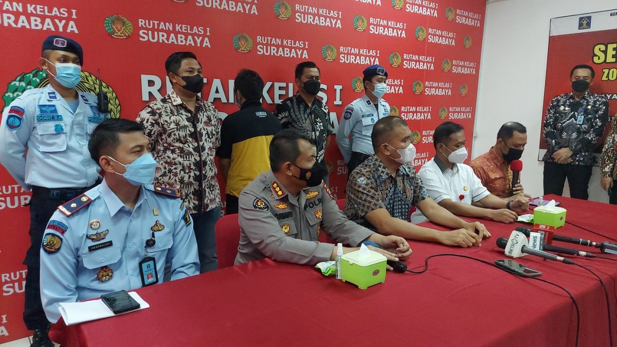 Konferensi pers pelimpahan Tahap II, tersangka dugaan pencabulan di Rutan Klas 1 Surabaya di Medaeng. (Foto: Ni'am Kurniawan/jatimnow.com)