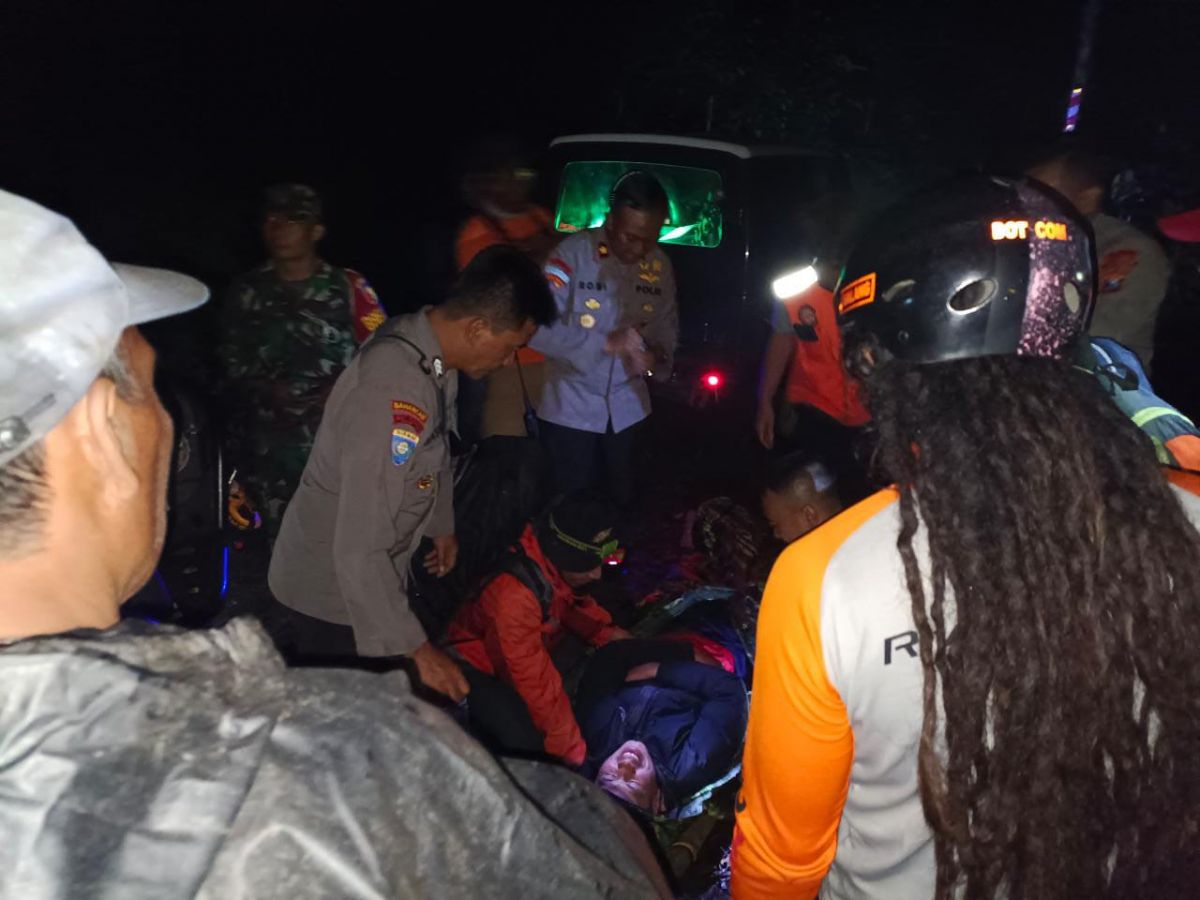 Proses evakuasi korban hilang di Gunung Arjuno.(Foto: Humas Polres Malang)