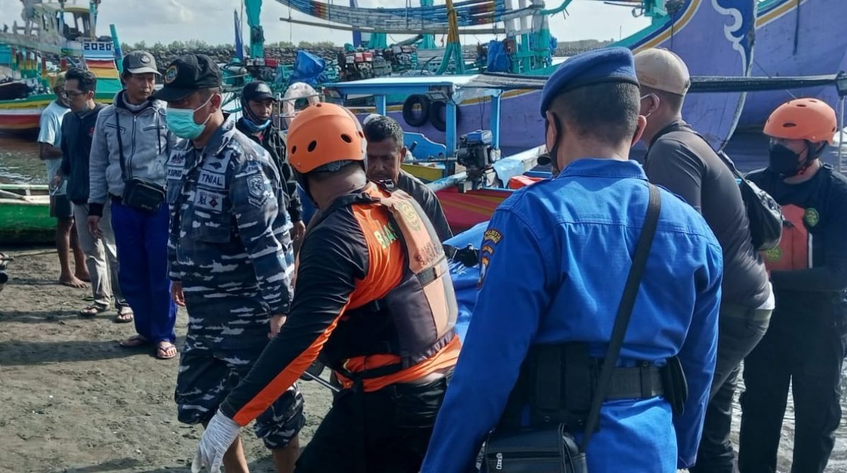 Jenazah korban kapal terbalik di perairan Grajagan dievakuasi. (Foto: Media Center Basarnas Surabaya)