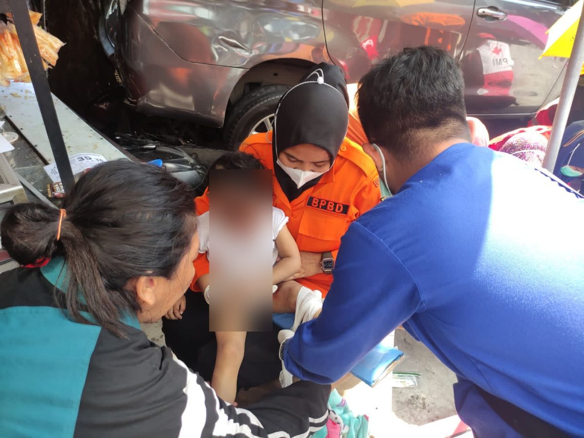 Para korban saat mendapat penanganan medis.(Foto: BPBD Kota Surabaya/jatimnow.com)