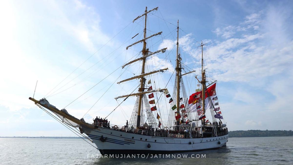 KRI Dewaruci yang membawa Laskar Rempah tiba di Dermaga Madura, Koarmada II, Surabaya, Jumat (1/7/2022) - (Foto-foto: Fajar Mujianto/jatimnow.com)
