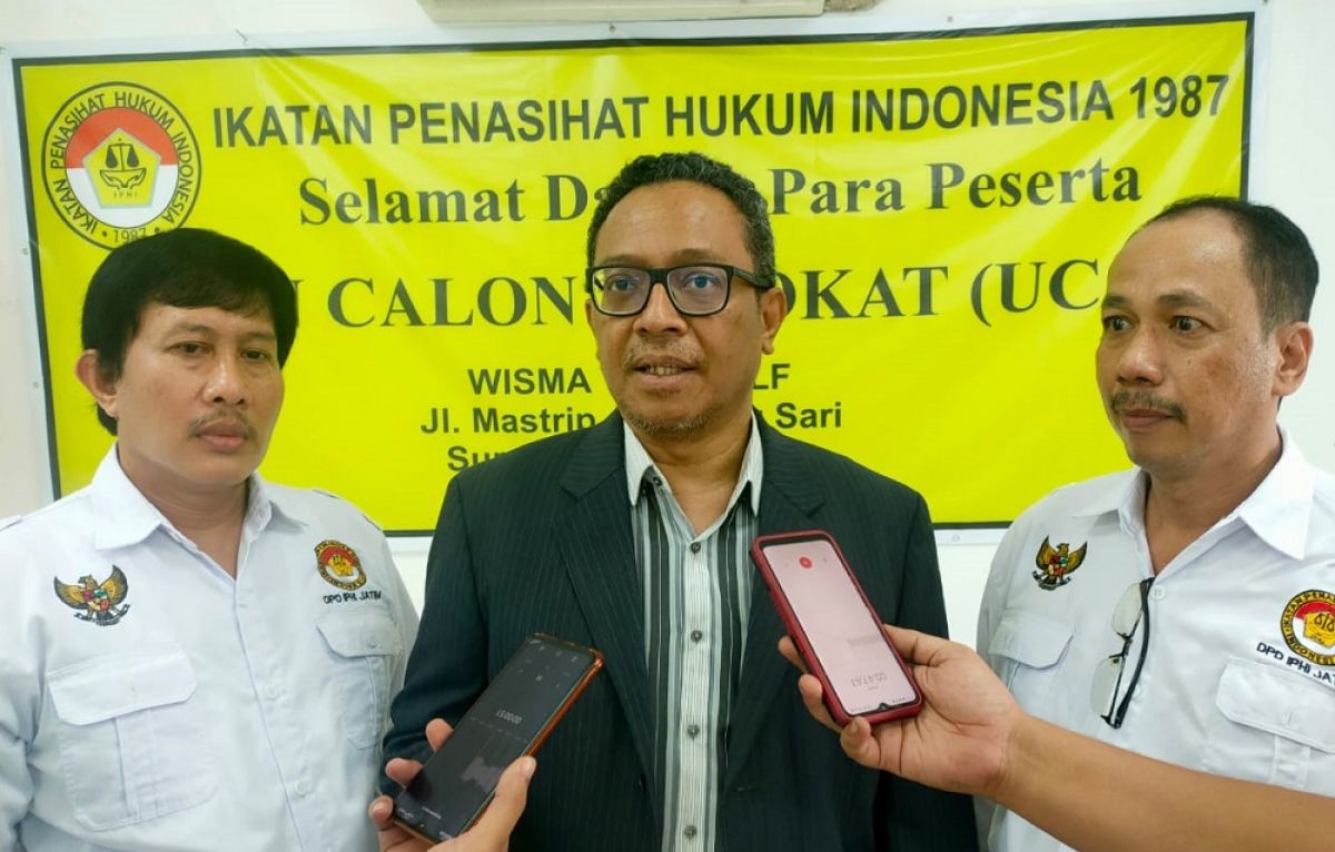 Ketua Bidang Organisasi dan Kaderisasi DPP IPHI, Dance Yohanes didampingi anggota DPD IPHI Jatim. (Foto: Zain Ahmad/jatimnow.com).