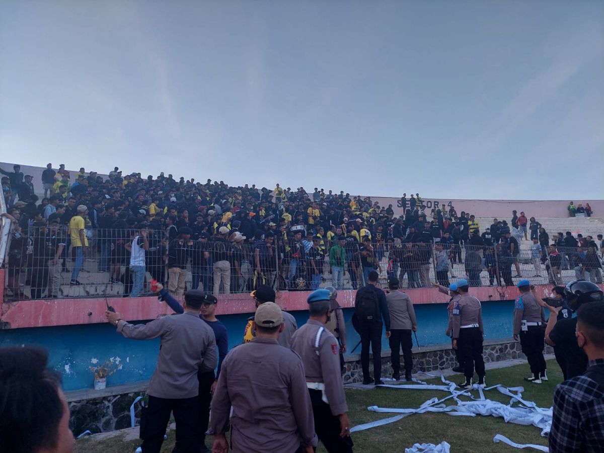 Laga Deltras Sidoarjo Vs Gresik United Sempat Ricuh, Polisi Turun ke Lapangan