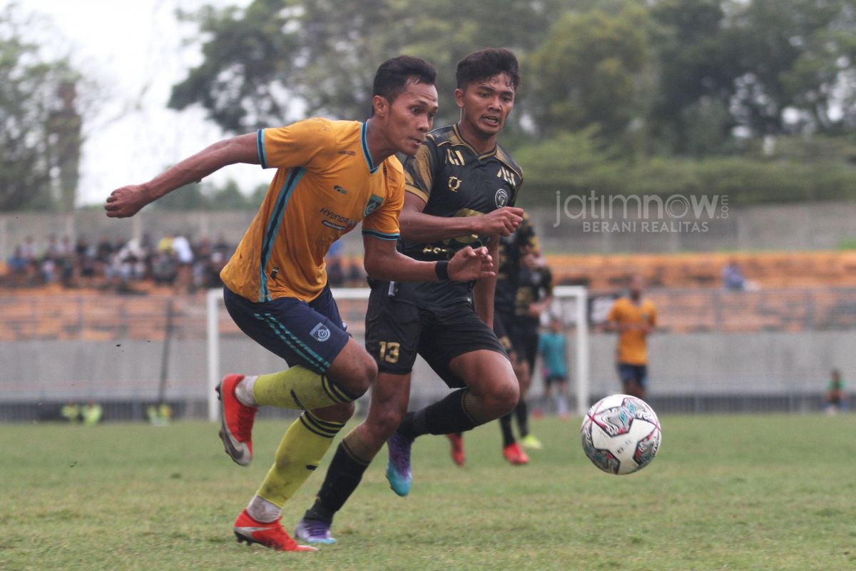 Penyerang Gresik United Imam Witoyo (kuning) ditahan imbang 2-2 Bekasi City (Foto: Sahlul Fahmi/jatimnow.com)