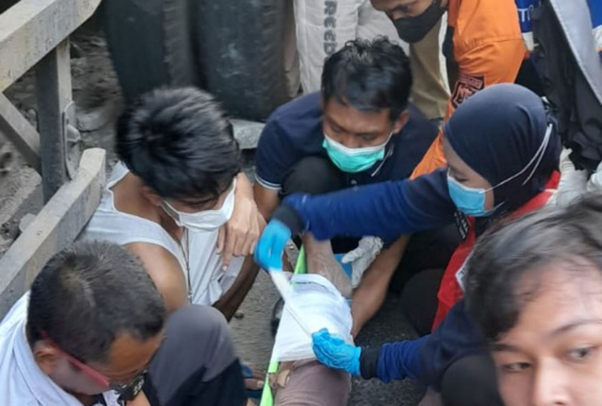 Petugas saat mengevakuasi korban (Foto: Kedaruratan 112 Surabaya)