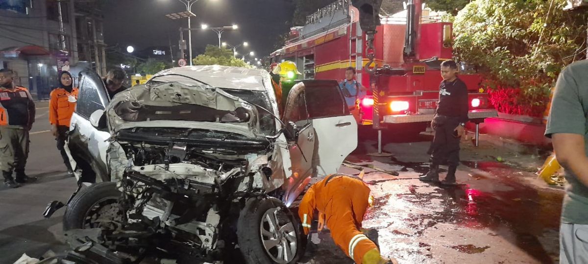 Mobil rusak berat dalam kecelakaan yang terjadi di Surabaya. (Foto: BPBD Kota Surabaya/jatimnow.com)
