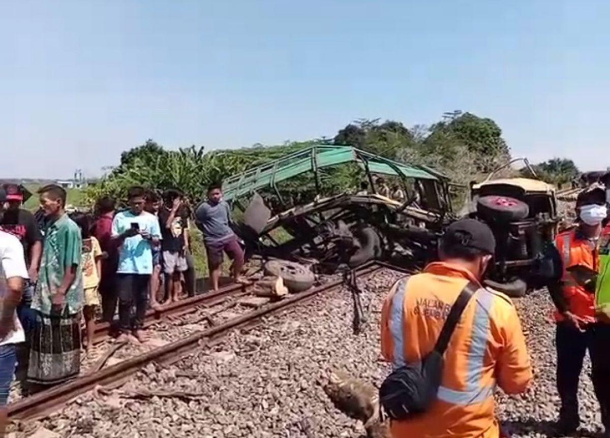 Truk Tertabrak KA Logawa di Sumobito Jombang, 3 Orang Terluka