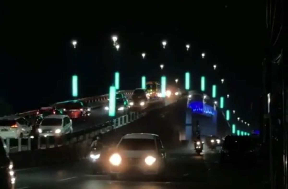 Lampu penerangan jalan di Flyover Waru, Sidoarjo (Foto: Zainul Fajar/jatimnow.com)