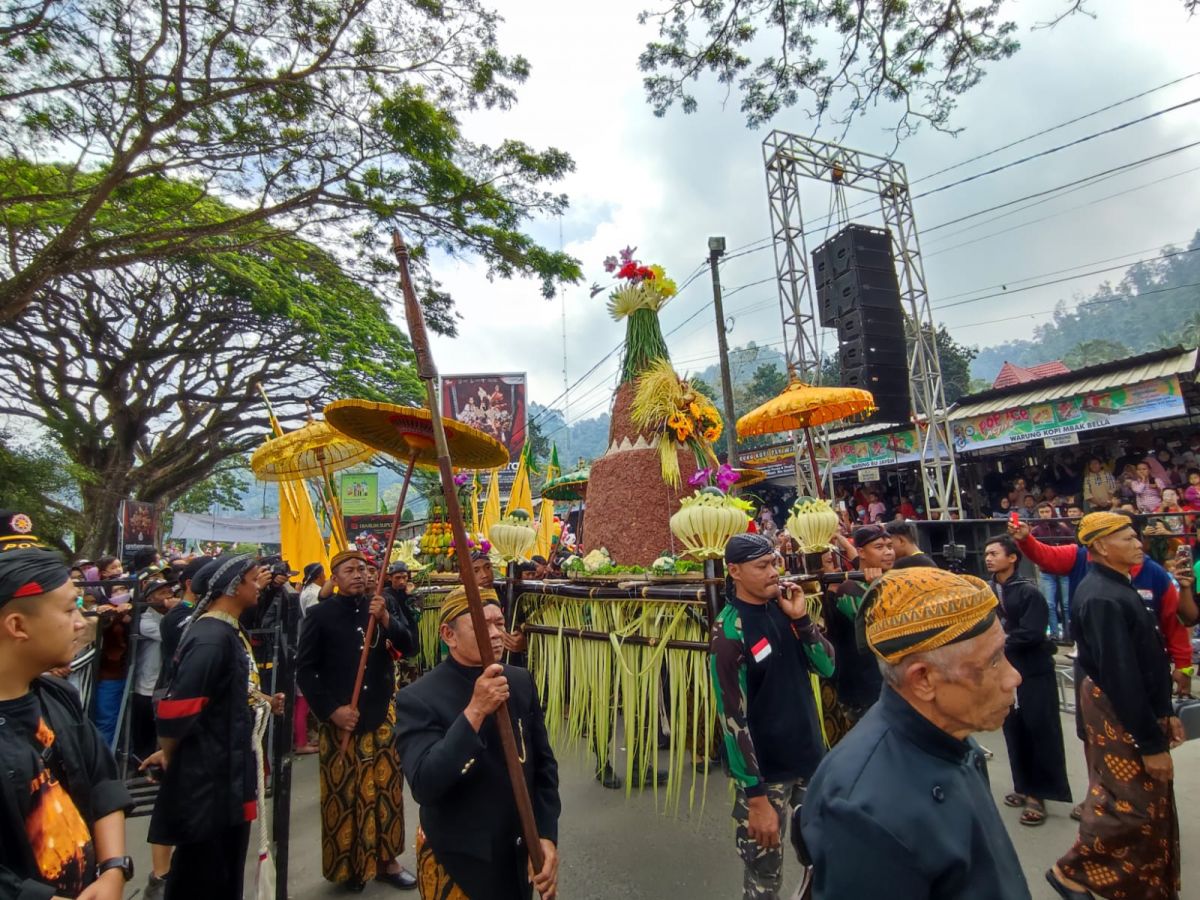 Prosesi larung sesaji dalam rangkaian Grebeg Suro 2022 di Telaga Ngebel, Ponorogo. (Foto: Mita Kusuma/jatimnow.com)