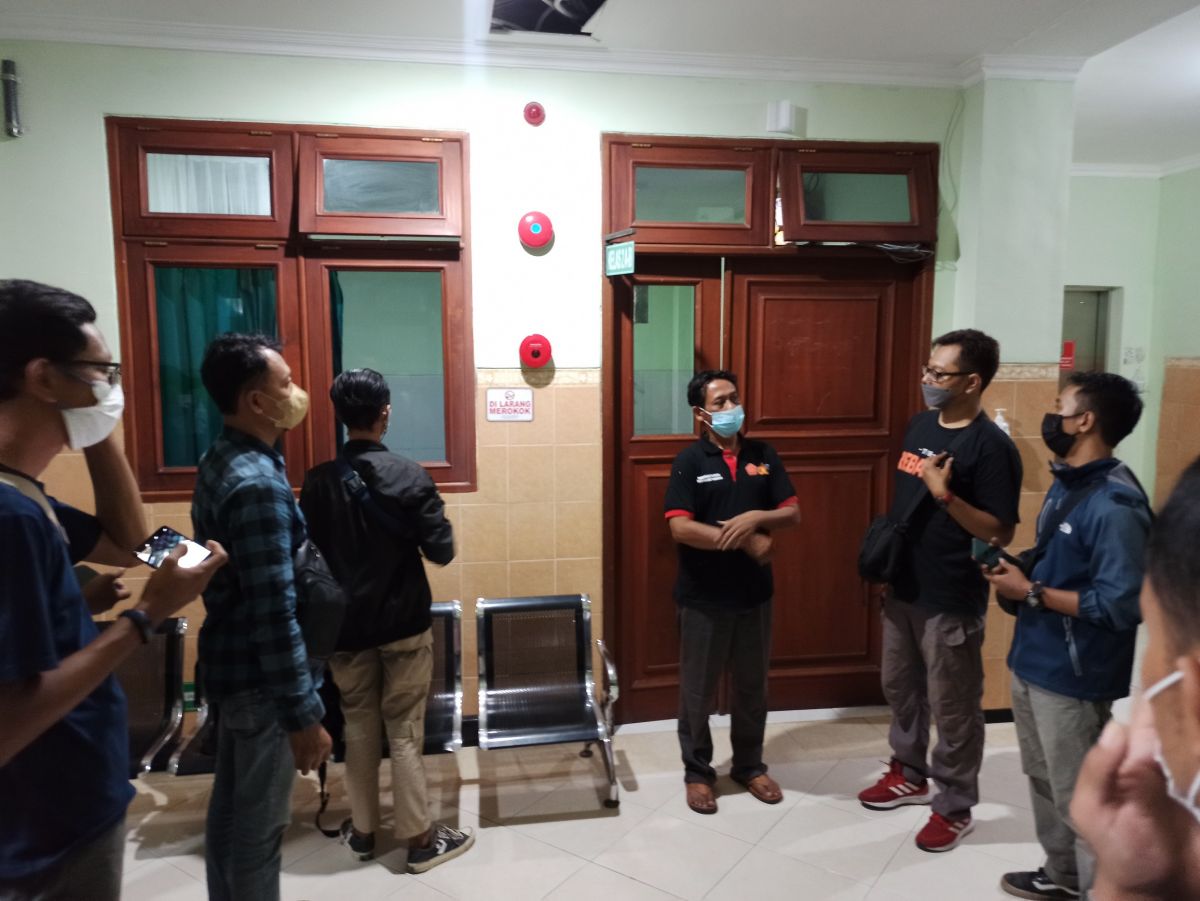 Orang tua korban ledakan jajan berasap, saat bertemu sejumlah kerabat di RSU Muslimat Ponorogo. (Foto: Mita Kusuma/jatimnow.com)