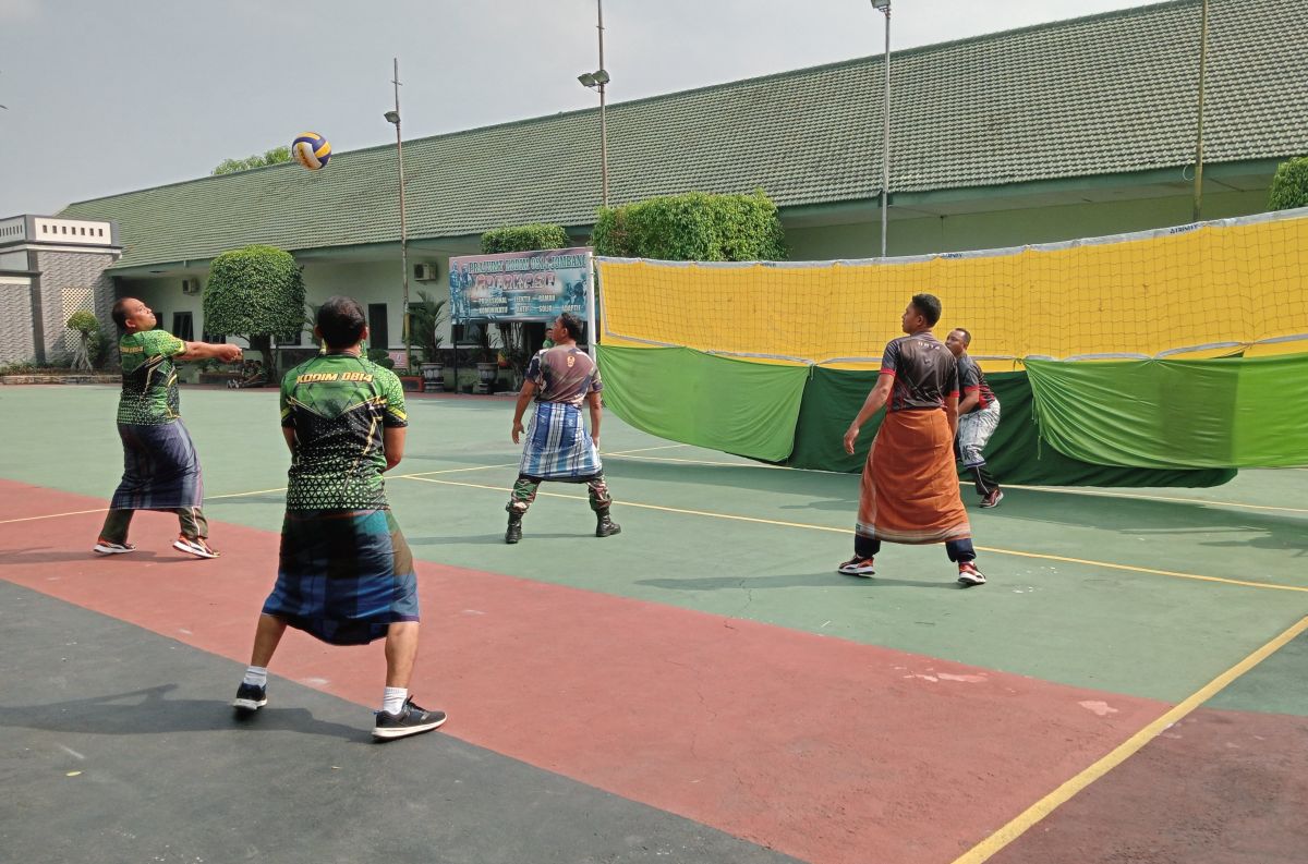 Lomba voli bersarung digelar Kodim 0814 Jombang dalam peringatan HUT ke-77 RI. (Foto: Elok Aprianto/jatimnow.com)